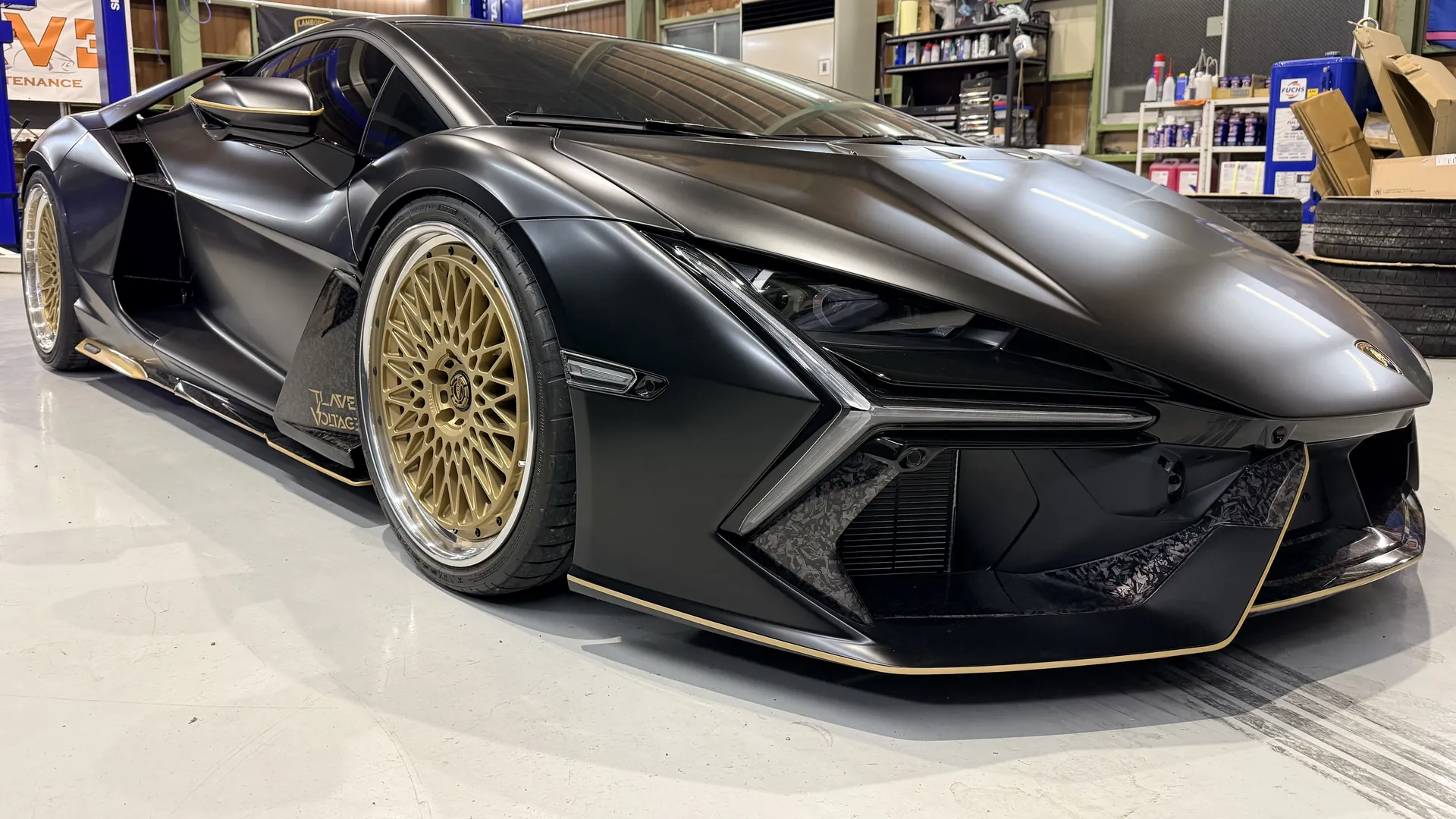LAMBORGHINI REVUELTO